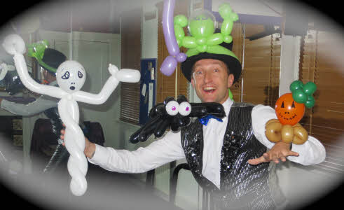 Halloween Balloon models from Rubber Ritchie from circusperformers.co.uk and aurorascarnival.co.uk