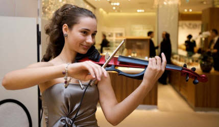 Olga D classical and pop violinist