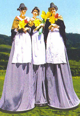 Welsh Lady stiltwalkers