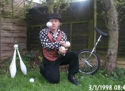Mini Mansell - Juggler & unicyclist.