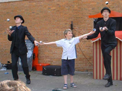 Earthbound Misfits, comedy juggling show