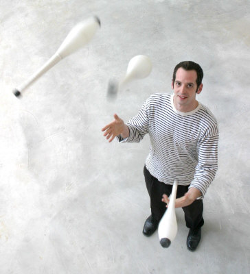 Matt Hennem juggling 3 clubs