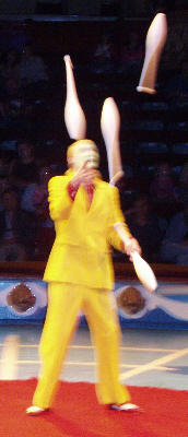 Pete Lambert juggling 4 clubs