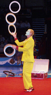 Pete Lambert juggling 5 rings