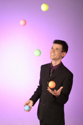 Sam Veale 5 ball juggler